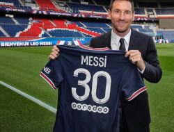 Resmi Gabung PSG, Messi Pamer Jersey Nomor 30