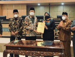 Bulat, DPRD Lamongan Sahkan Raperda P-APBD 2021, Bupati: Terima Kasih