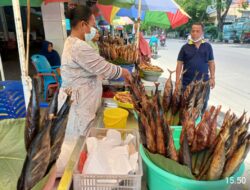 Sepi Pelancong, Ikan Asap Dijual Murah di Pasar Tradisional