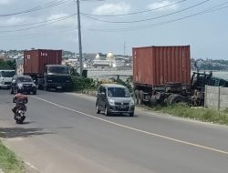 Diduga Ngantuk, Oleng, Truk Tabrak Pembatas Jalan