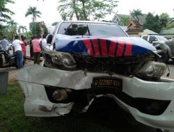 Hindari Pemotor dari Arah Berlawanan, Mobil PJR Polda Jambi Tabrak Grand Livina