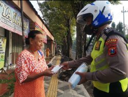 Lindungi Warga dari Covid, Polres Bojonegoro Bagikan Masker Gratis