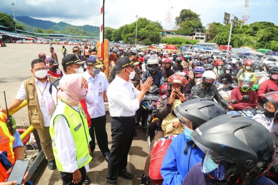 Buka-Tutup Di Pintu Pelabuhan Merak, Menko PMK Pantau Pemudik Sumatera ...