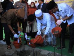 Letakkan Batu Pertama Pembangunan STEB Islam Al-Rosyid, Sandi Berharap Lahirkan SDM Unggul