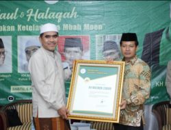 Jadi Panutan dan Inspiratif, Senator Abdul Kholik Anugerahi Mbah Moen sebagai Tokoh Agama-Bangsa