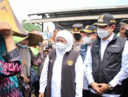 Tekan Dampak Kenaikan BBM dan Inflasi, Gubernur Khofifah Tebar Bansos di Lamongan