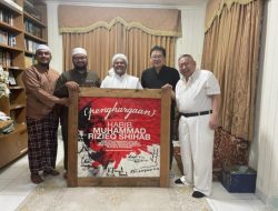 Bersama Alvin Lim, Lieus Serahkan Penghargaan dari Lima Tokoh Nasional kepada Habib Rizieq