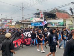 Ajak Warga Malang Prihatin Tragedi Kanjuruhan, Aremania Gelar Aksi di Jalan Raya