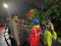 Intensitas Hujan Tinggi, Jalan Longsor, Kapolresta AKBP Oskar Tinjau Lokasi Bencana