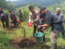 Bersinergi Lestarikan dan Hijaukan Hutan, Polres Batu Tanam Bibit Pinus di DAS