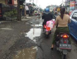 Ruas Jalan Cerme-Metatu Rusak, Warga Perbaiki Sendiri, Dinas PUTR Gresik: Tak Ada Anggaran