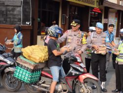 Bagi Takjil, Kapolres AKBP Rogib Triyanto Kampanye Imbau Tertib Berlalu Lintas