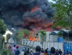 Jelang Jam Istirahat, PT Gunung Agung Sentosa di Menganti, Gresik Terbakar Hebat