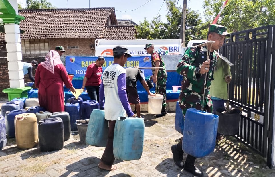 Kodim Bojonegoro Kembali Salurkan Air Bersih Untuk Warga Di Wilayah Binaan 1272