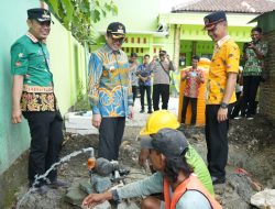 Tinjau Pengeboran Sumur Air Bersih di Desa Tinumpuk, Pj Bupati Adriyanto Turba