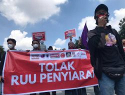 Gelar Aksi Demo, Koalisi Masyarakat dan Pers di Surabaya Tolak RUU Penyiaran