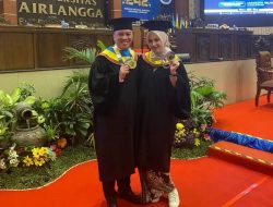 Bangga Selesaikan Studi, Kapolres Blitar dan Istri Jalani Wisuda Bareng di Unair