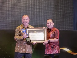 Rektor UM Surabaya Raih Top Leader Manajemen dan Pengembangan Pendidikan