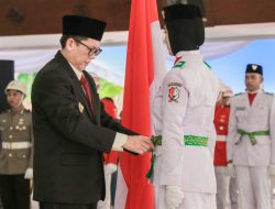 Dipesan Tampil Baik, Pj. Bupati Adriyanto Kukuhkan Paskibraka Bojonegoro Tahun 2024