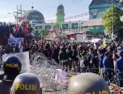 Dukung Putusan MK, Ribuan Mahasiswa di Surabaya Gelar Aksi Demo di DPRD Jatim