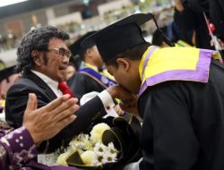 Hadiri Wisuda Anak di UMS, Rhoma Irama Kutip Ayat dan Nyanyikan Lagu Generasi Muda